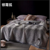 凝視奢華之美：銀霜狐毛皮毯，為您帶來極致舒適與高貴氣息